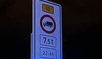Bei der Überwachung des Nachtfahrverbotes auf der B 10 musste die Hälfte der Brummis wieder umkehren. 