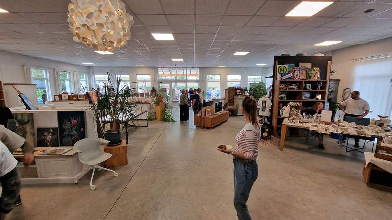 Die rund 25 Beschicker hatten reichlich Platz, sich auszubreiten. Und die Besucher nahmen das Angebot an. Foto. rw.
