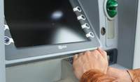 Ein Unbekannter hat in Edesheim eine 82-Jährige zunächst um ihre Zugangsdaten am Geldautomaten ausgespäht, und danach ihr in einem Gespräch die Bankkarte abgeluchst. 