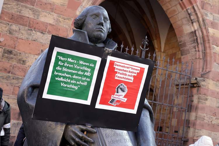 ... dort wurde auch der Martin-Luther-Statue eine Plakat in die Armbeuge gesteckt ... Foto. Norman Krauß
