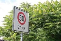 Mittlerweile laufen fast täglich Meldungen der Polizei über ihre Tempo-30-Zonen-Kontrollen über den Ticker. Doch viele Autofahrer ignorieren diese Tempo-Reduzierung nach wie vor.. Wie gestern mal wieder in Jockgrim.