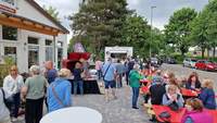 Ein angenehmes Fest im Rahmen der über das Jahr gezogenen Feierlichkeiten anlässlich des 750. Ortsjubiläums von Kapellen. Am und ihm Möbelhaus Heinrich. Im Gewerbegebiet an der B 427. Foto. rw.