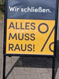 Verloren gehen nicht nur nahe gelegene Einkauf-Möglichkeiten sondern oft auch Treffpunkte. Gesehen in Hauenstein, Foto. W. G. Stähle.