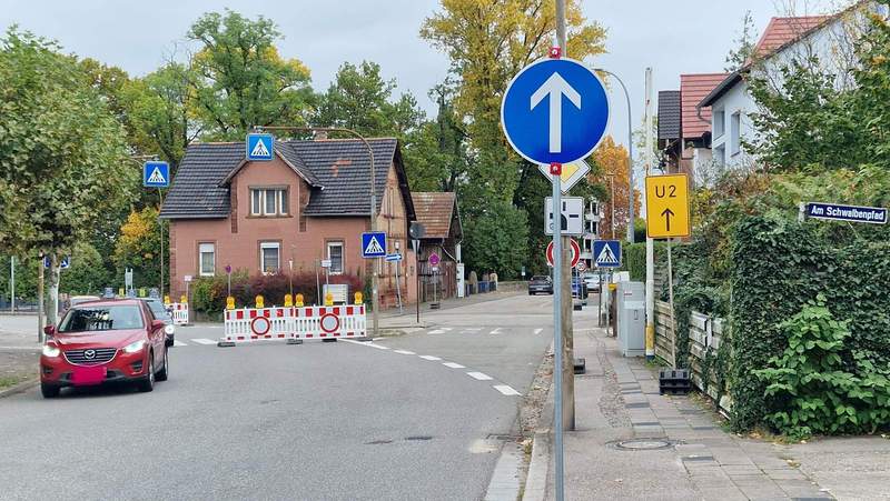 Eigentlich war der Baubeginn für Montag geplant, dann aber kurzfristig für auf unbestimmt verschoben worden, nun dann doch. Hier eine der Umleitungen. Von der B 427 in BZA über die Friedhof- und dann Steinfelder Straße. Foto. rw. 