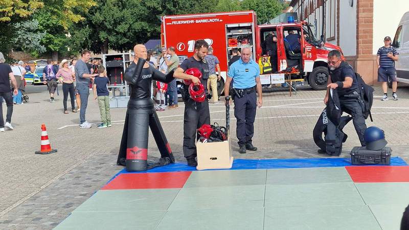 Es gab Vorführungen zu Kampfeinsätzen bei Demos.