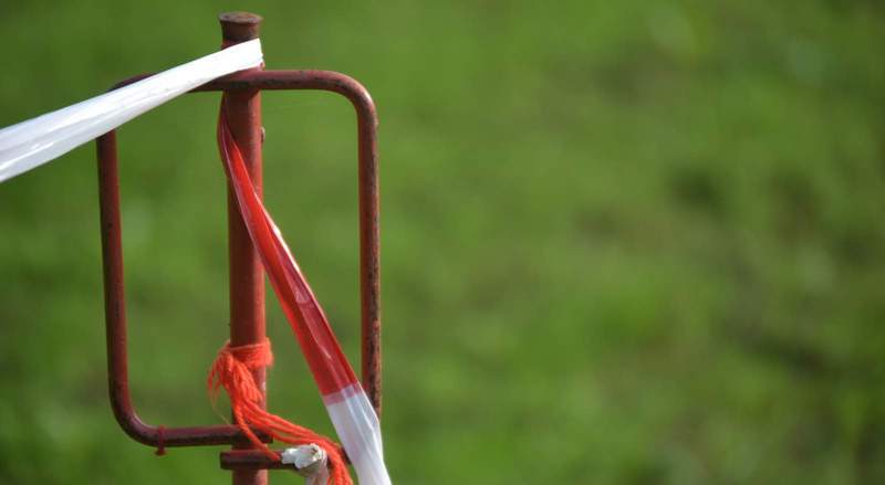 Ein Absperrband hat sich in Edenkoben am Friedensdenkmal in ein Auto verheddert. Dabei wurde eine Markierungsstange aus dem Boden gelöst und wurde gegen ein anderes Auto geschleudert. Die Verursacherin ist einfach davon gefahren. 