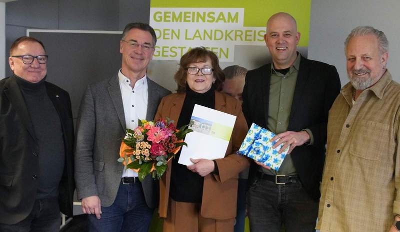 Schule und Kreisverwaltung haben die Schulsekretärin des Goethe-Gymnasium, Christine Betzer, nach 40 Jahren in den Ruhestand verabschiedet. 