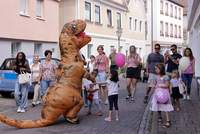 Da war was geboten beim Kindertag in BZA am gestrigen Sonntag. Der Dino, der durch die Innenstadt tapste war nur einer von vielen Hinguckern. Foto. Norman Krauß. 