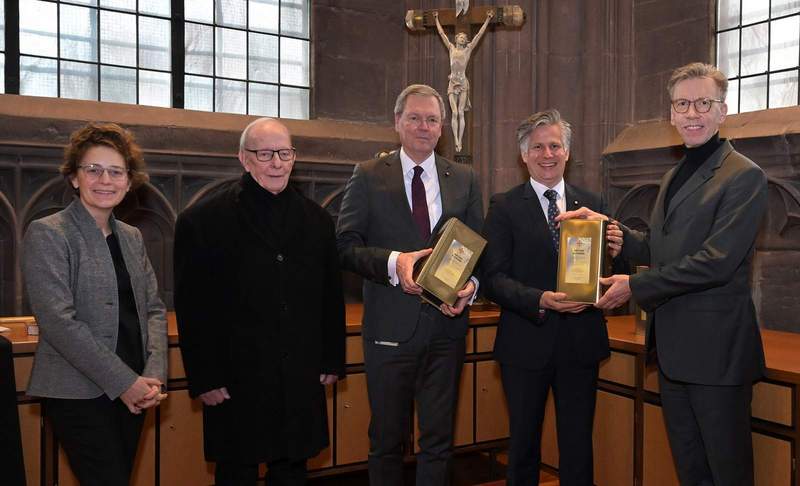 Vertreter der des Ordens der Ritter vom Heiligen Grab bei der Übergabe des Olivenöls in der Sakristei des Doms. Von links. Melanie Lang, Domkapitular i.R. Gerhard Fischer, Dr. Benedikt Raether, Prof. Dr. Christopher Wolf, Domkapitular Peter Schappert. Foto. Domkapitel SP. Klaus Landry. Pressefrei. 
