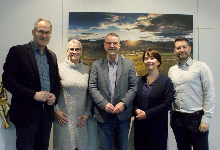 Landrat Dietmar Seefeldt, Abteilungsleiterin Michaela Endys, Ombudsmann Sven Lefkowitz, Referatsleiterin Heike Neumann und Referatsleiter Jan Oster beim Treffen im Kreishaus. Foto. KV. SÜW. Frei.