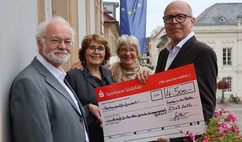 Wolfgang Pauly, Dominique Ehrmantraut und Cornelia Kliebe nahmen die Spende über 4.500 Euro durch den LDer OB Dominik Geißler aus Mitteln der Stiftung der Sparkasse Südpfalz freudig entgegen. Foto. Stadt. LD. Frei. 