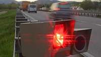 Von wegen Blitzlicht. Unbekannte haben einen mobilen Blitzanhänger kurzer Hand mit einem Tuch abgedeckt. Bei Rohrbach an der A 65. 