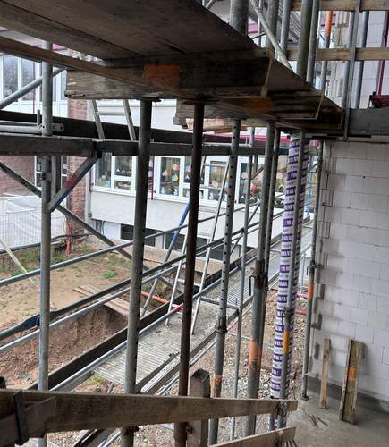 Im neuen, 470 Quadratmeter großen Anbau der Grundschule Edesheim geht es vorwärts. Muss es auch. Denn mit dem neuen Schuljahr 26/27 soll in 2 Klassensälen schon Unterricht stattfinden. Foto. VG. Edenkoben. Frei. 