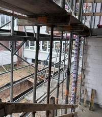 Im neuen, 470 Quadratmeter großen Anbau der Grundschule Edesheim geht es vorwärts. Muss es auch. Denn mit dem neuen Schuljahr 26/27 soll in 2 Klassensälen schon Unterricht stattfinden. Foto. VG. Edenkoben. Frei. 