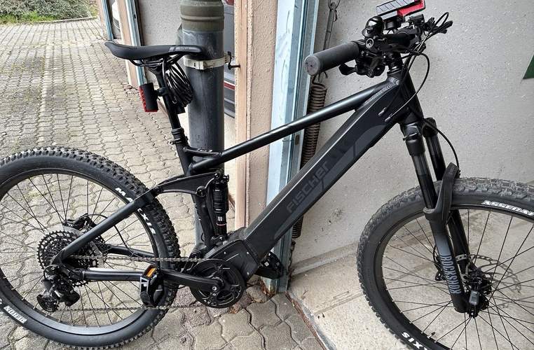 Besitzer gesucht. Dieses schwarze E-Bike hat ein Edesheimer Bürger bei seinem Anwesen gefunden. 