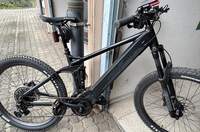 Besitzer gesucht. Dieses schwarze E-Bike hat ein Edesheimer Bürger bei seinem Anwesen gefunden. 