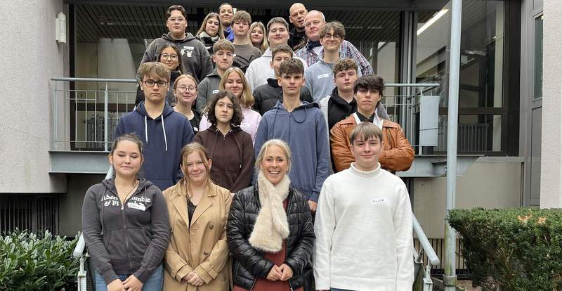 Die teilnehmenden Mitglieder des Jugendforums mit Landrätin Dr. Susanne Ganster. Foto. KV. SWP. Pressefrei. 