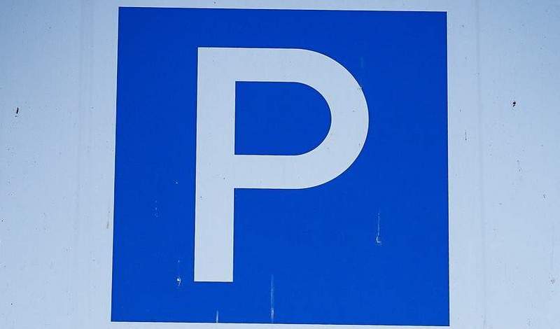 Parkplatz-Empfehlungen der Stadt NW. Daneben wird auf die Anreise zum Deutschen Weinlesefest per ÖPNV verwiesen. 