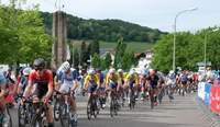 Auftakt in die Bundesliga-Straßenradrenn-Saison. Am Samstag, 5. April, am Deutschen Weintor in Schweigen. Hier der Zieleinlauf vom vergangenen Jahr 2024. Foto. KV. SÜW. Frei. 