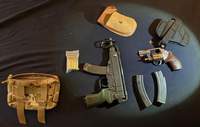Etliche Waffen, darunter eine Maschinenpistole mit mehreren Hundert Schuss Munition und ...