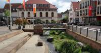 Der Werner-Kastner-Platz (früher Schafplatz) soll grüner werden. Derzeit wird umgestaltet. Dazu gibt es nun eine Baustellenbegehung, zu der die Bürgerschaft eingeladen ist. Foto. Heimatbund Edenkoben. Frei. 