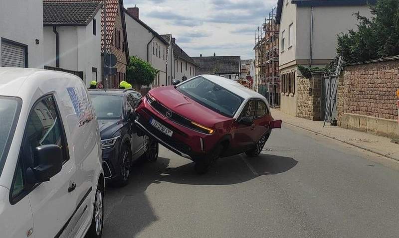 Warum der Fahrer so heftig auf einen anderen Wagen gekracht ist, ist noch unbekannt. Passiert am gestrigen Samstag in Meckenheim.