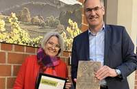 Dr. Monika Bär-Degitz wurde von Landrat Dietmar Seefeldt mit dem Wappenschild des Landkreises SÜW ausgezeichnet. Foto. KV. SÜW. Frei.