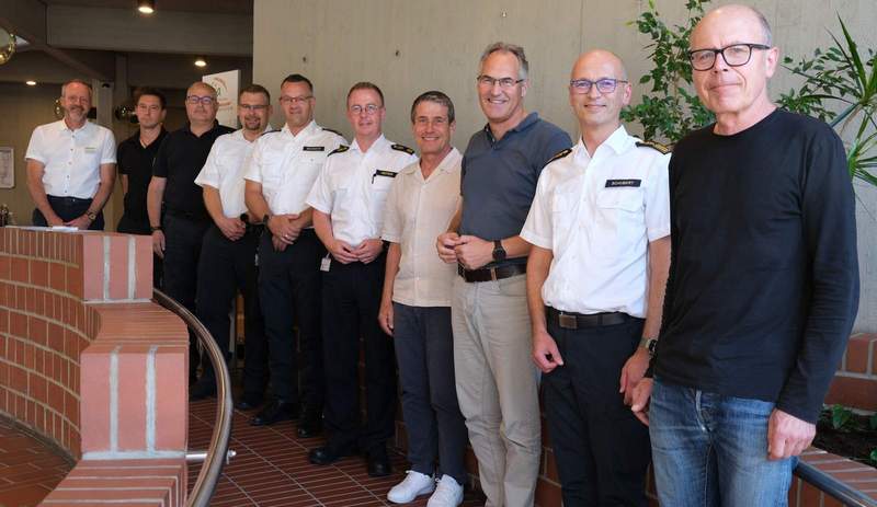 Im Kreishaus SÜW, von rechts. OB Dominik Geißler, René Schubert (LfBK-Präsident), Landrat Dietmar Seefeldt, Uwe Huth (Kreisbeigeordneter), Christian Neitzer (Abteilungsleiter im LfBK), Matthias Mausbach (Referatsleiter im LfBK), SÜW-BKI Jens Thiele, Michael Bumb (stellvertretender BKI LD), Stefan Krauch (BKI LD) und Peter Schürmann (Abteilungsleiter „Sicherheit, Ordnung & Verkehr“, SÜW). Foto. KV. SÜW. Frei. 