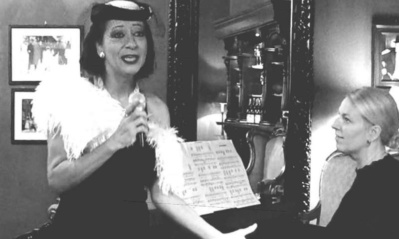 In Concert in der Weinbar Leiling in Schweigen. Die großen Diven. Interpretiert von Elke Jäger und Isabelle Kügler am Piano. 