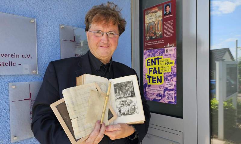 Michael Landgraf mit Papyrus und Papier. Für die Bibel. Am 2. Juni referiert er über den Wandel im Bibeldruck. 