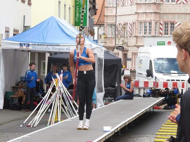 Die Startphase. Der Stab ist gen oben gereckt.