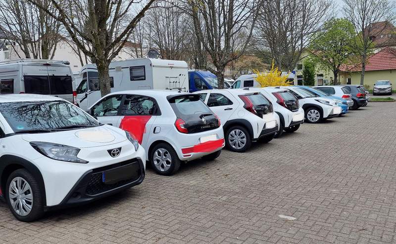 Die Firmenwagen-Flotte eines Pflegedienstes, der in der Innenstadt von BZA ansässig ist, hat am Samstag mit 5 Firmenwagen 6 Stellplätze in der eh schon dezimierten P-Platz-Lage belegt ... Foto. rw. 