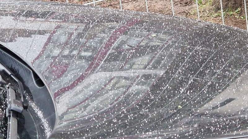 Graupel am heutigen Freitagvormittag auf einer Motorhaube eines Pkw in der Innenstadt in BZA. Foto. rw. Frei.