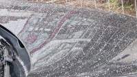 Graupel am heutigen Freitagvormittag auf einer Motorhaube eines Pkw in der Innenstadt in BZA. Foto. rw. Frei.