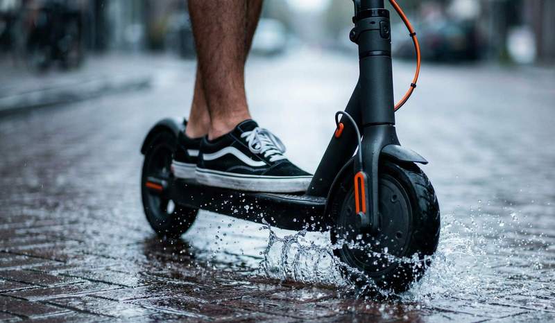 Die Polizei GER hat bei Verkehrskontrollen gleich 3 E-Scooter-Fahrer erwischt, die ohne Versicherung unterwegs waren.