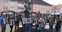 Das Akkordeon-Ensemble der Kreismusikschule SÜW feiert 40-jähriges Bestehen. Hier vor dem Lederstrumpf-Brunnen in Edenkoben. Foto. Thomas Eschbacher. Frei.