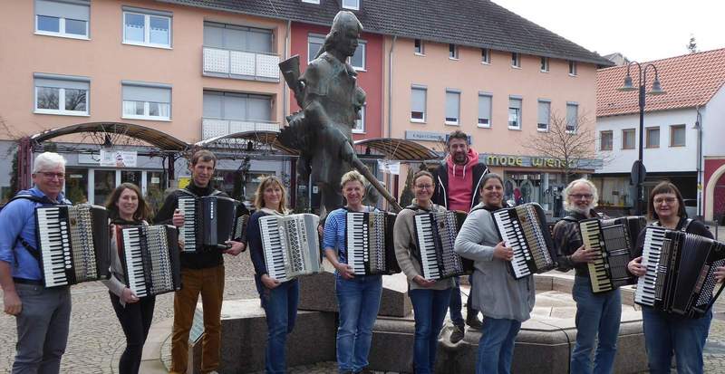 Das Akkordeon-Ensemble der Kreismusikschule SÜW feiert 40-jähriges Bestehen. Hier vor dem Lederstrumpf-Brunnen in Edenkoben. Foto. Thomas Eschbacher. Frei.