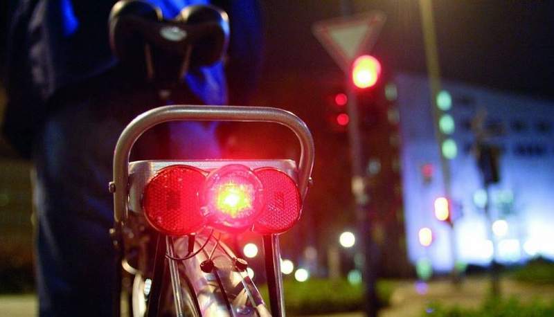 Erstmal hat die Polizei nur die Rücklichter eines flüchtenden Radfahrers bei Herxheim gesehen. Das getunte Rad war mit bis zu 65 Stundenkilometern unterwegs bzw. auf der Flucht ...