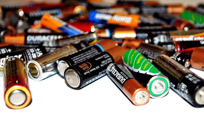 Auch alte Batterien gehören zum Problem-Müll. 