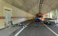 Schwerer Unfall im Barbarossa-Tunnel (B 10) bei Annweiler am heutigen Donnerstagnachmittag.