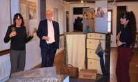 Stadtarchivarin Christine Kohl-Langer (links) führte Staatssekretär Jürgen Hardeck im Anschluss an die Preisverleihung durch die Dauerausstellung. Foto. Stadt. LD. Frei. 