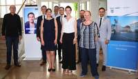 Das Franz-Projektteam, bestehend aus Mitarbeitenden der Stadtverwaltung Landau sowie der CUX GmbH aus LD, freut sich über den erfolgreichen Start von Franz. OD Dominik Geißler (links) gratuliert dem Team zu diesem Meilenstein. Foto. Stadt. LD. Frei. 