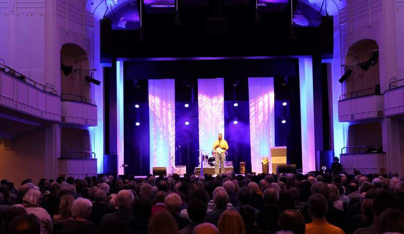 Die Stadt LD begrüßt das neue Jahr traditionell mit ihrem Neujahrsempfang in der Jugendstil-Festhalle. Hier 2025 der Auftritt von Poetry-Slammer Anuraj Sri Rajarajendran. Foto. Stadt. LD. Pressefrei. 