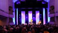 Die Stadt LD begrüßt das neue Jahr traditionell mit ihrem Neujahrsempfang in der Jugendstil-Festhalle. Hier 2025 der Auftritt von Poetry-Slammer Anuraj Sri Rajarajendran. Foto. Stadt. LD. Pressefrei. 