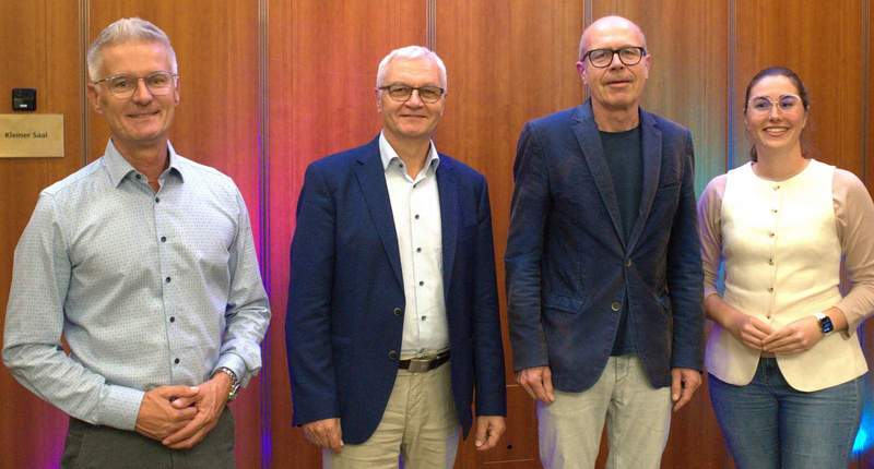 Dr. Hans-Jürgen Blinn (2. v. l.) ist neuer Vorsitzender des Aufsichtsrats der Stadtholding LD. LDs OB Dr. Dominik Geißler (2. v. r.) wurde zum Stellvertreter gewählt. Lena Dürphold und Martin Messemer, Geschäftsführende der Stadtholding, gratulieren. Foto. Stadt. LD. Frei. 