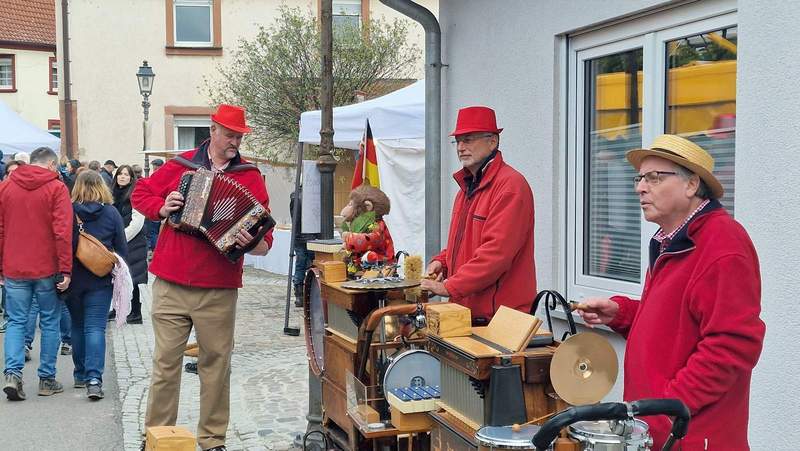 Moment-Aufnahme. Straßenmusiker in der Hauptstraße. Foto. rw. 