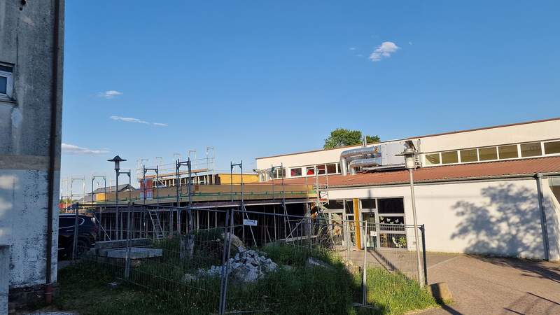 Soll bis zum Ende des Jahre abgeschlossen sein. Arbeiten in der Dorfhalle und die Erweiterung der Kita in Pleisweiler-Oberhofen. Foto. rw. 