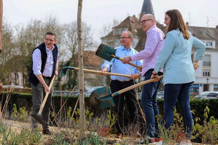 Auf die Freundschaft (v.l.n.r.). Jean-Michel Staerlé, Claude Sturni, Dominik Geißler und Lena Dürphold bei der Baumpflanzung im Partnerschaftsgarten in Haguenau. Foto. Communauté d’Agglomération de Haguenau. Frei.