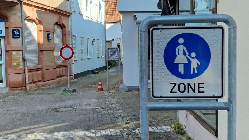 Am Mittwochvormittag ahnte noch kaum jemand, was am Nachmittag mit den Pollern folgen würde. Die meisten dachten: Baustelle eben, kommt halt mal vor. Von wegen ... Foto. rw. 