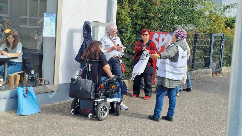 Hingegen vor Ort mit einer Mahnwache waren die Omas gegen rechts. Foto. rw.